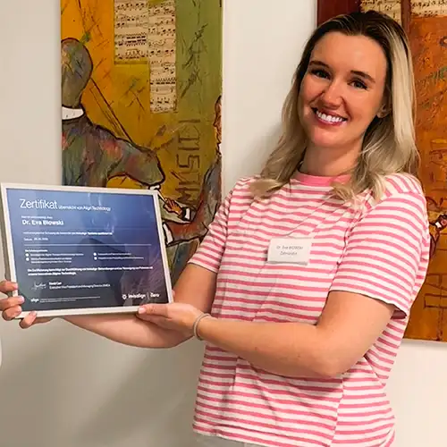 zertifikat-invisalign Dr. Eva Biowski mit einem Zertifikat von Invisalign